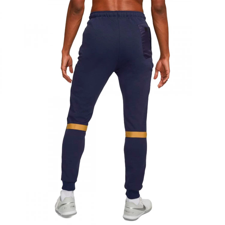 pantalon-largo-nike-chelsea-fc-fanswear-2021-2022-pride-of-london-blackened-blue-jersey-gold-no-sponsor-1