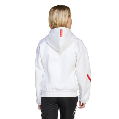 Kurtka FC Bayern dla Kids 2025-2026 przed meczem