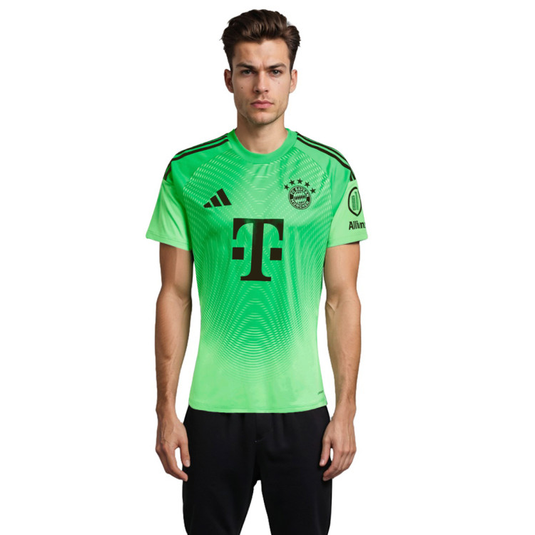 FC Bayern 2025-2026 Bramkarz u siebie