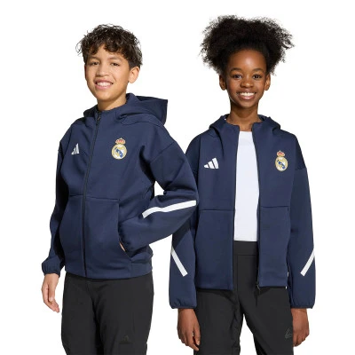 Kurtka Real Madryt dla Kids 2025-2026 przed meczem