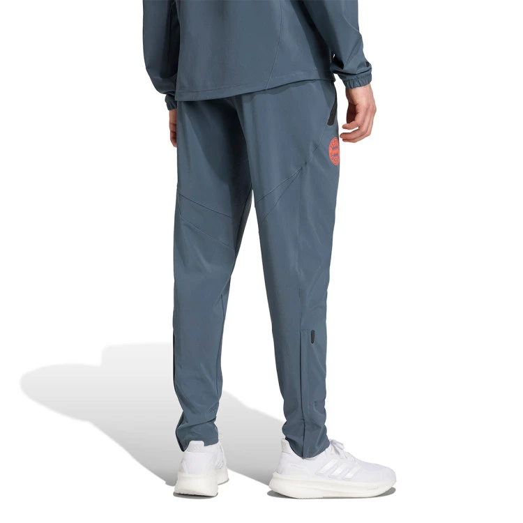 pantalon-largo-adidas-fc-bayern-fanswear-2025-2026-bold-onixeasy-coral-1