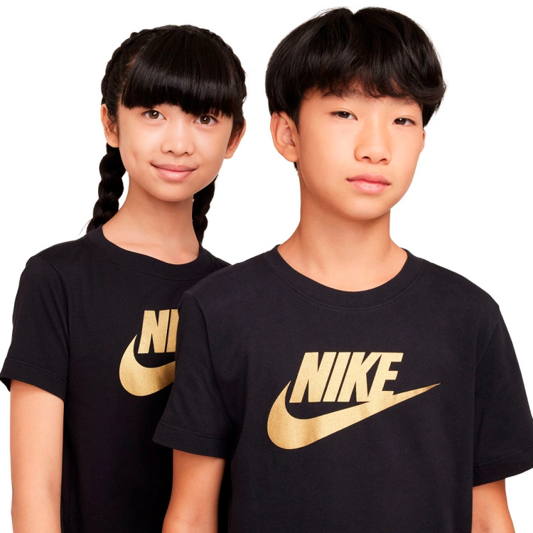 camiseta-nike-tee-futura-nino-black-metallic-gold-2