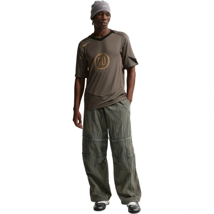 camiseta-nike-total-90-ironstone-black-burgundy-crush-metallic-gold-4