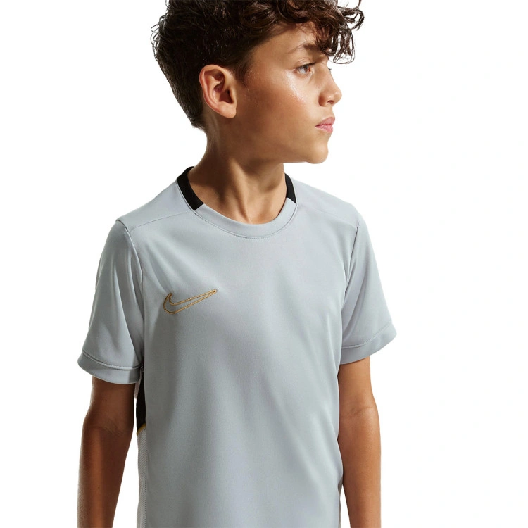 camiseta-nike-dri-fit-academy-25-nino-lt-smoke-grey-black-white-metallic-gold-2
