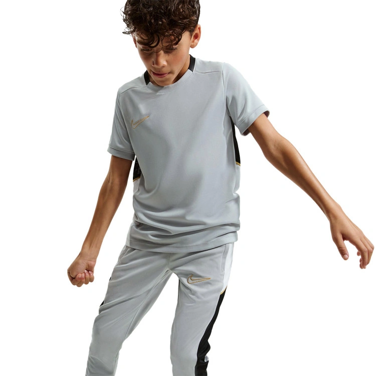 camiseta-nike-dri-fit-academy-25-nino-lt-smoke-grey-black-white-metallic-gold-4